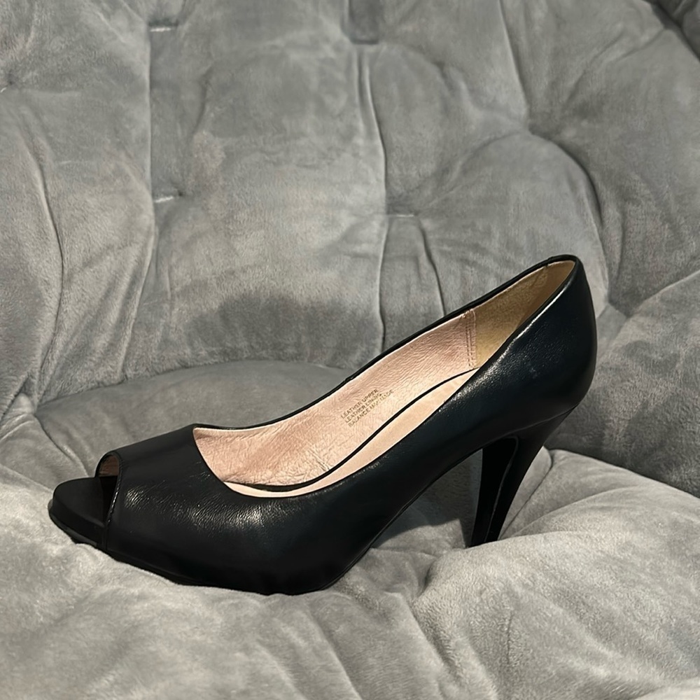 Le Chateau Moda Reflex Black Leather Peep Toe Heels size 9